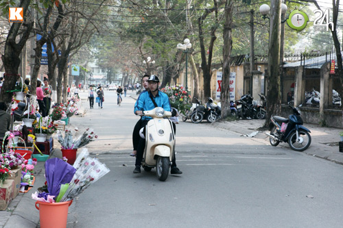 Nam sinh Hà Nội lãng mạn ngày 8/3 - 9