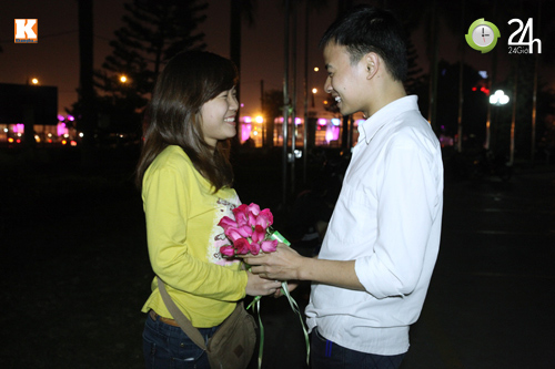 Nam sinh Hà Nội lãng mạn ngày 8/3 - 2