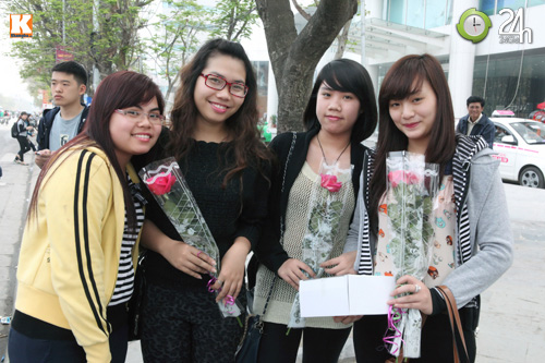 Nam sinh Hà Nội lãng mạn ngày 8/3 - 12