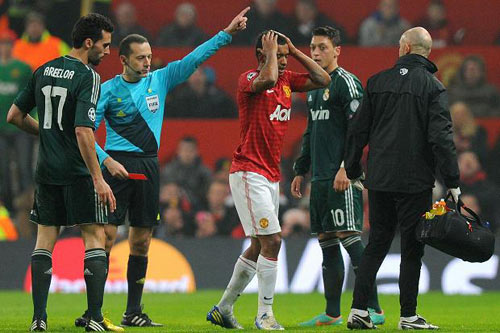 Ai dám rút thẻ đỏ phạt MU? - 2