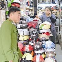 Tin tức trong ngày - Mũ bảo hiểm dỏm: Thách thức cơ quan công vụ