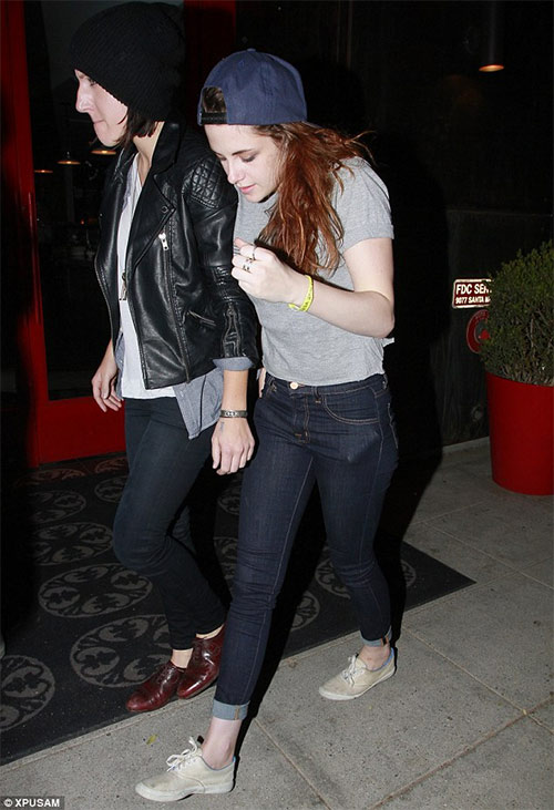 “Ma cà rồng” cấm cửa bạn gái đến thăm - 4