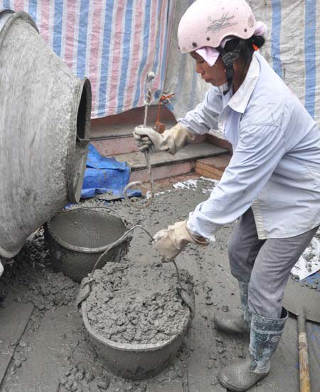 Những người đàn bà đội đá vá... nghèo - 2