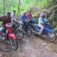 Bạn trẻ - Cuộc sống - Đội nữ xe ôm "khủng" nhất miền Tây