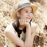 Xu hướng thời trang - Thái Hà duyên dáng với váy họa tiết