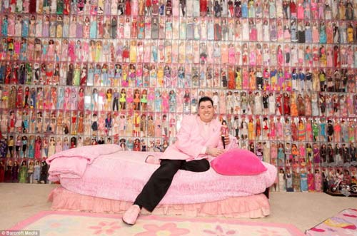 Mỹ: Lạ lùng anh chàng mua 2.000 búp bê Barbie - 1