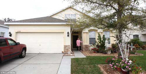 Mỹ: Lạ lùng anh chàng mua 2.000 búp bê Barbie - 11