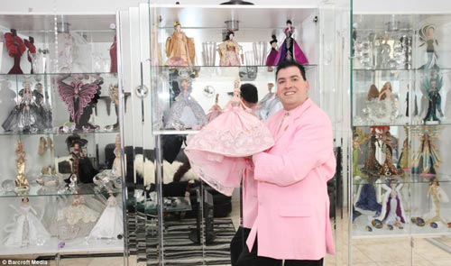 Mỹ: Lạ lùng anh chàng mua 2.000 búp bê Barbie - 6