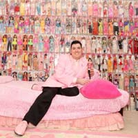 Tin tức trong ngày - Mỹ: Lạ lùng anh chàng mua 2.000 búp bê Barbie
