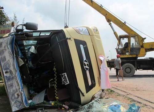 Xe khách lật nhào, 52 người thoát chết - 1