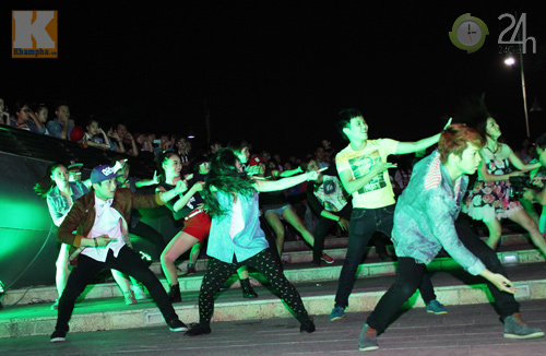 Nam sinh nhảy hiphop tặng quà nữ giới - 10