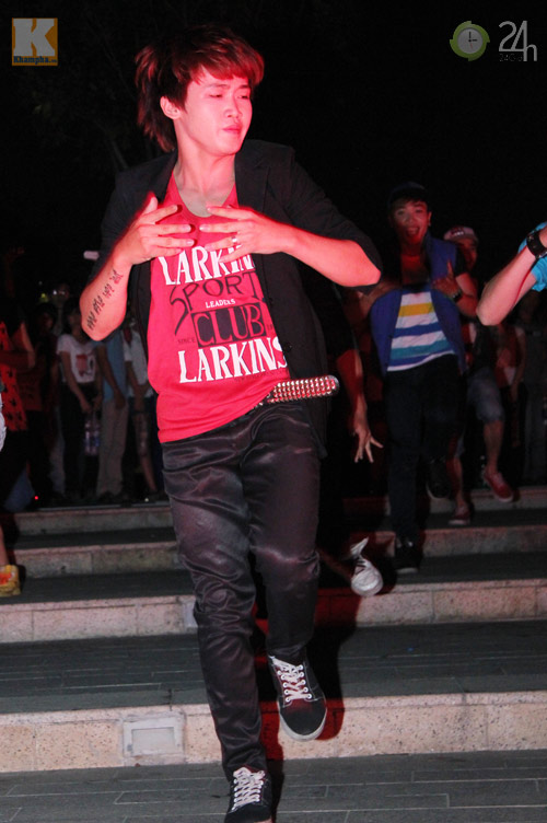 Nam sinh nhảy hiphop tặng quà nữ giới - 9