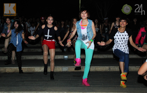 Nam sinh nhảy hiphop tặng quà nữ giới - 6