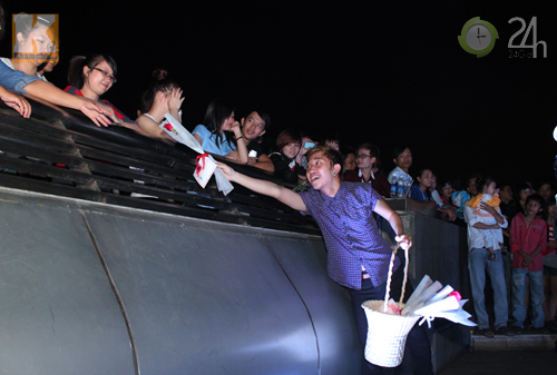 Nam sinh nhảy hiphop tặng quà nữ giới - 12