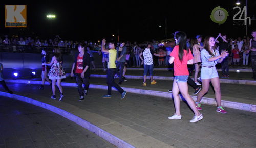 Nam sinh nhảy hiphop tặng quà nữ giới - 4