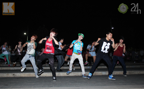 Nam sinh nhảy hiphop tặng quà nữ giới - 8