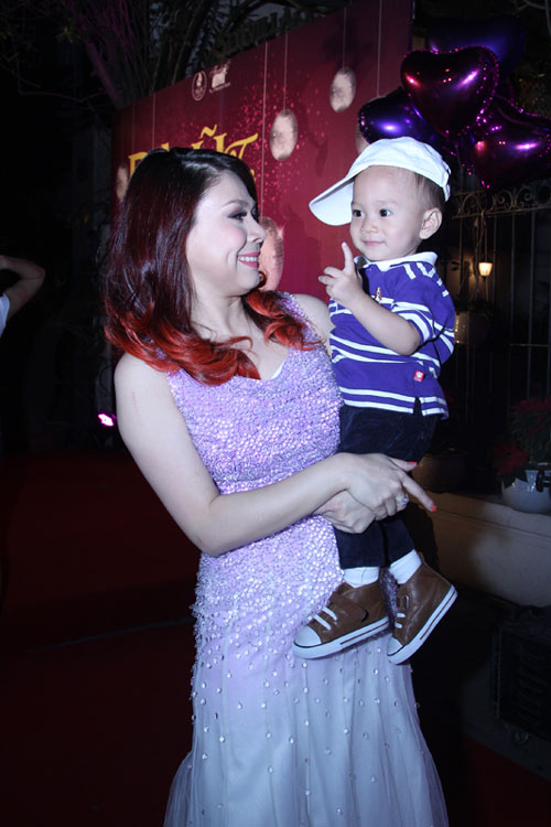 Thanh Thảo đưa con ra Hà Nội - 2