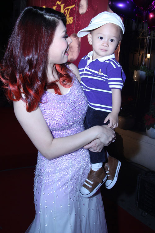 Thanh Thảo đưa con ra Hà Nội - 4