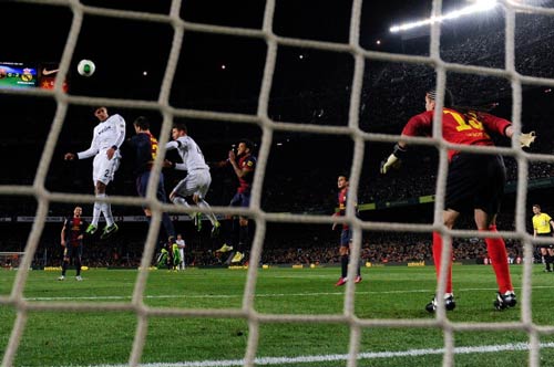 Hàng thủ Real: Cần sự thay đổi - 2