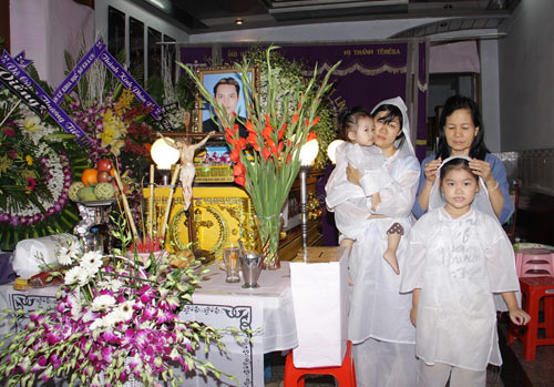 Cẩm Lynh nghẹn ngào tiễn đạo diễn bạc mệnh - 13