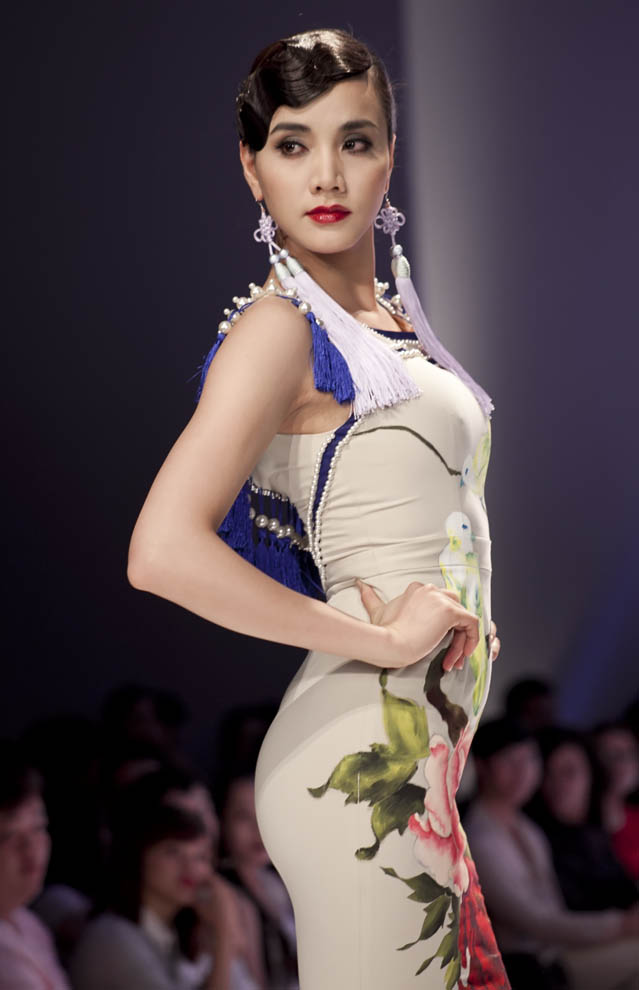 Hồng Quế lạ lẫm với môi chẻ - 8