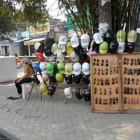 Thị trường - Tiêu dùng - Bán tháo mũ bảo hiểm rởm