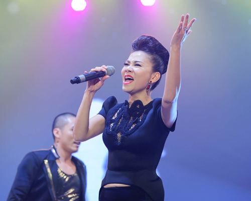 Thu Minh nằm vắt vẻo trên không - 1
