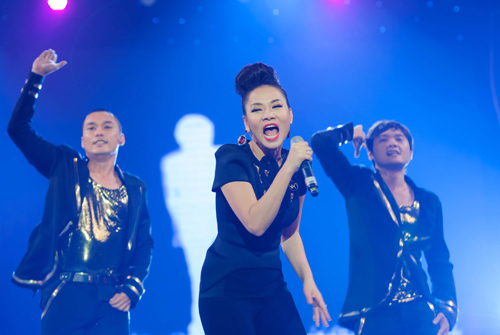 Thu Minh nằm vắt vẻo trên không - 2
