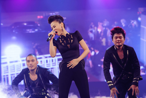 Thu Minh nằm vắt vẻo trên không - 3