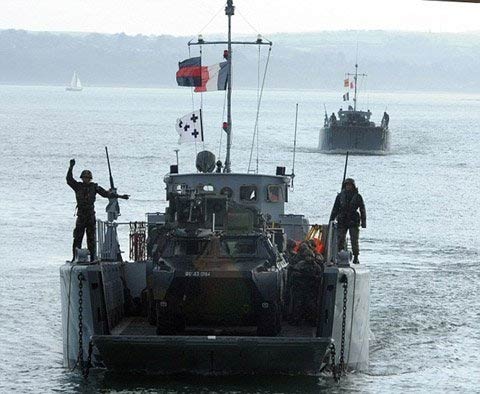 Quân Pháp đổ bộ đất Anh sau hơn 200 năm - 1