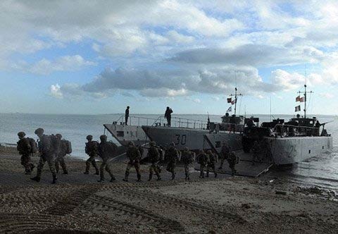 Quân Pháp đổ bộ đất Anh sau hơn 200 năm - 2