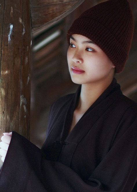 Mỹ nhân tuyệt đẹp khi khoác áo tu hành - 5