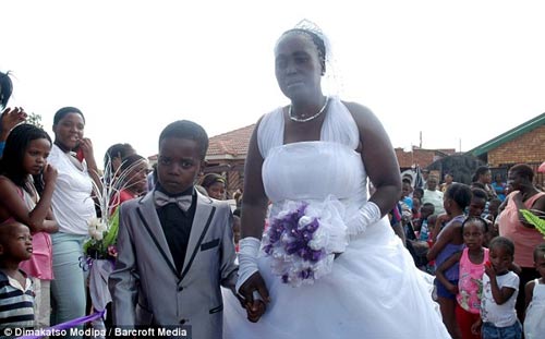 Nam Phi: Cậu bé 8 tuổi kết hôn với bà 61 - 1