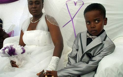 Nam Phi: Cậu bé 8 tuổi kết hôn với bà 61 - 3
