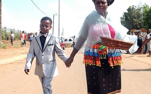 Nam Phi: Cậu bé 8 tuổi kết hôn với bà 61 - 4