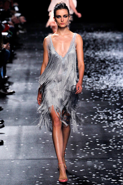 Mốt tua rua được hâm nóng - 10