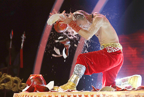 Rùng mình dùng đầu đập vỡ lu nước - 4