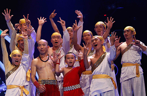 Rùng mình dùng đầu đập vỡ lu nước - 10