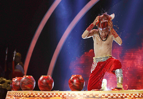 Rùng mình dùng đầu đập vỡ lu nước - 5