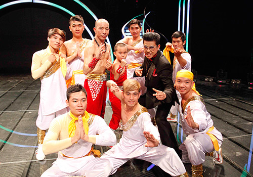 Rùng mình dùng đầu đập vỡ lu nước - 9