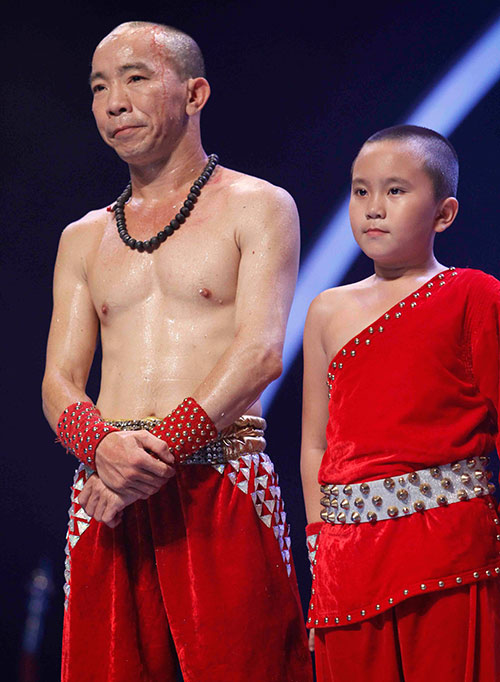 Rùng mình dùng đầu đập vỡ lu nước - 8