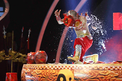 Rùng mình dùng đầu đập vỡ lu nước - 6