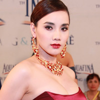 Xu hướng thời trang - Trang Nhung gây ngộp thở vì ngực "khủng"