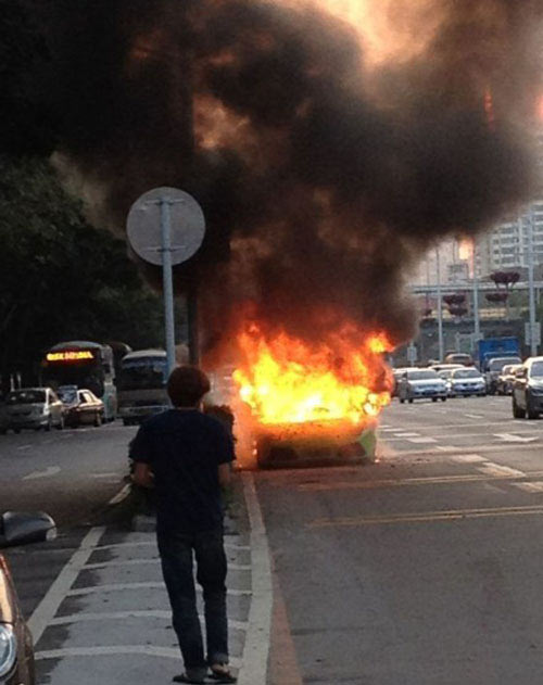 Lamborghini Murcielago cháy dữ dội trên phố - 1