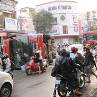 Tin tức trong ngày - Xe khách "cùng nhà" đâm nhau, lật giữa phố