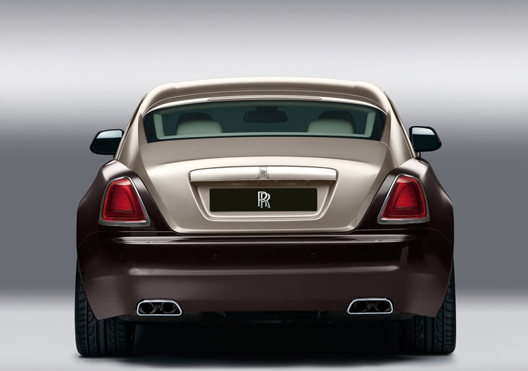 Dù vậy, nó vẫn phải là một chiếc Rolls-Royce và  khả năng vận hành êm ái vốn được các khách hàng của chúng tôi ưa chuộng  vẫn là yếu tố được chú trọng nhất trong mẫu xe này”.