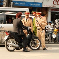 Tin tức trong ngày - Phó Cục trưởng gọi phóng viên là "thiểu năng"