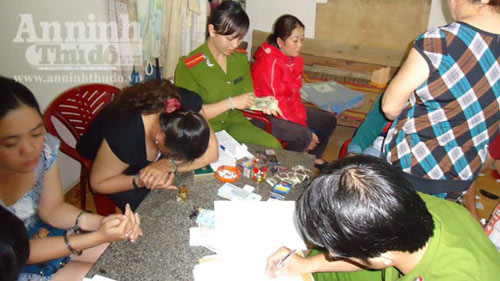 Đột nhập, bắt ổ bạc "quý bà" lớn - 1