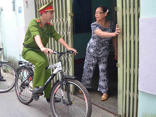 Cảnh sát Đà Nẵng tuần tra bằng... xe đạp - 1