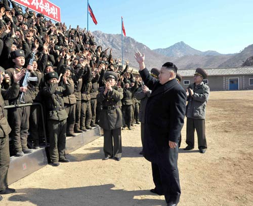 Kim Jong-un dọa "cắt đứt khí quản" kẻ thù - 1